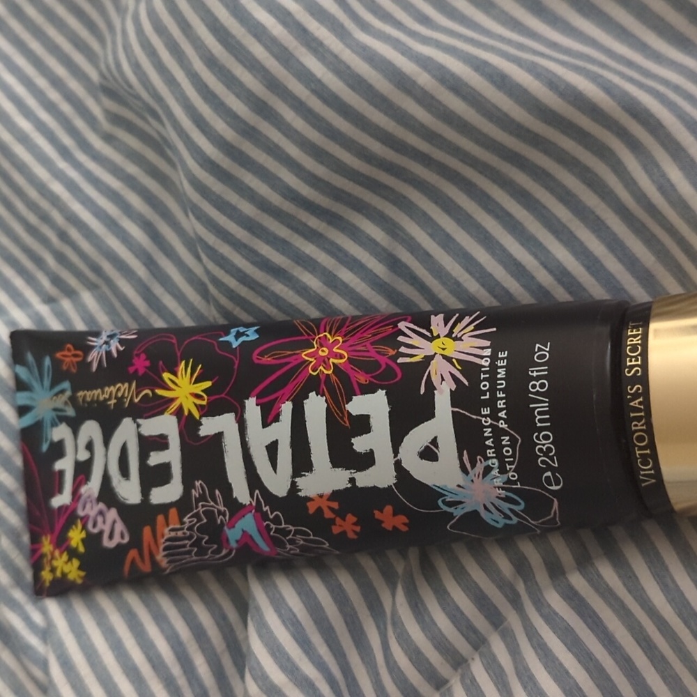 Victoria Secret Petal Edge lotion